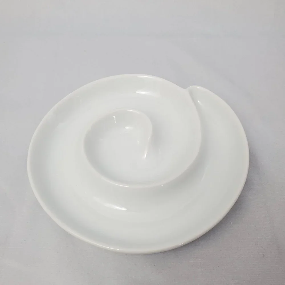 Crate & Barrel Porcelain Swirl Dish 6 5/8